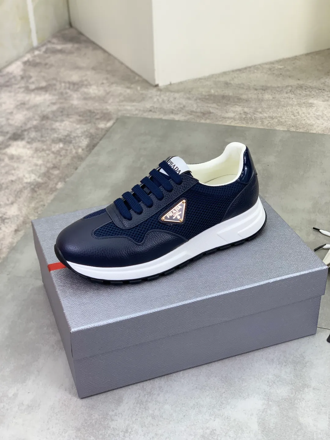 Men's shoes 💰P560💰[New style] popular models are on the official website, 🆘 Trendy brand (Prada) mainly promotes popular models, avant-garde and versatile fashion men's shoes private version mold opening, cowhide surface splicing 1:1.. Fashionable and simple, original imported cowhide lining cowhide feet; the atmosphere and personality are more fashionable, eye-catching and pursuing class. It will subvert the old idea and be a must-have for fashionistas with you! Must keep it for yourself! Tall and comfortable, large and low, high-end quality workmanship. Number of yards: 38-45 4️⃣optional.
